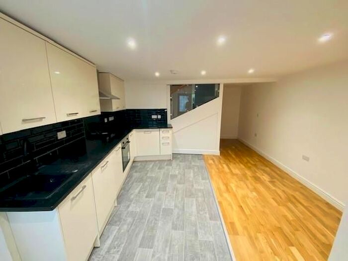 2 Bedroom Flat To Rent In Moorhead Lane, Shipley BD18