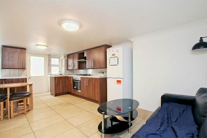 3 Bedroom Flat To Rent In Fordham Street, Whitechapel, London, E1