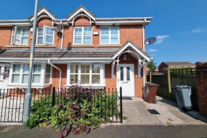 3 Bedroom Semi-Detached House To Rent In Stephen Oake Close, Manchester, M8