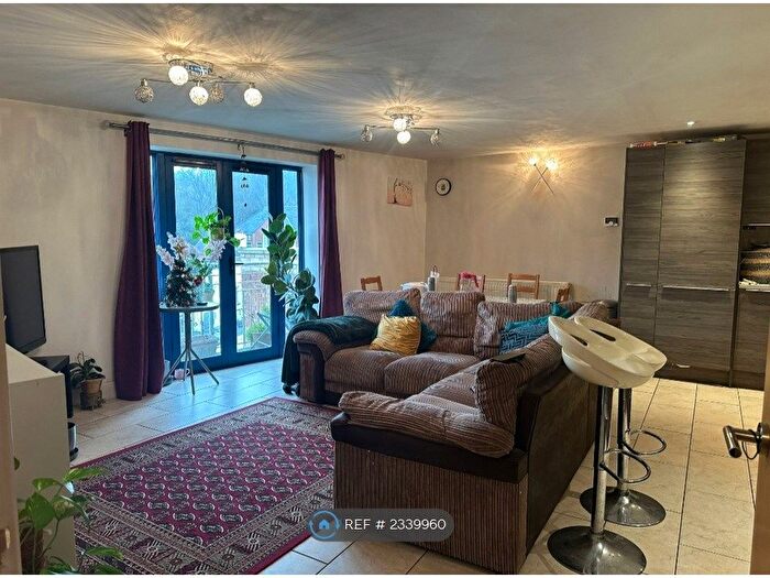 3 Bedroom Flat To Rent In Dovecot Road, High Wycombe, HP13