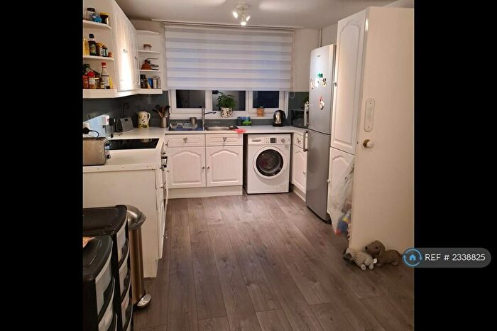 3 Bedroom Maisonette To Rent In Sedgmoor Place, London, SE5