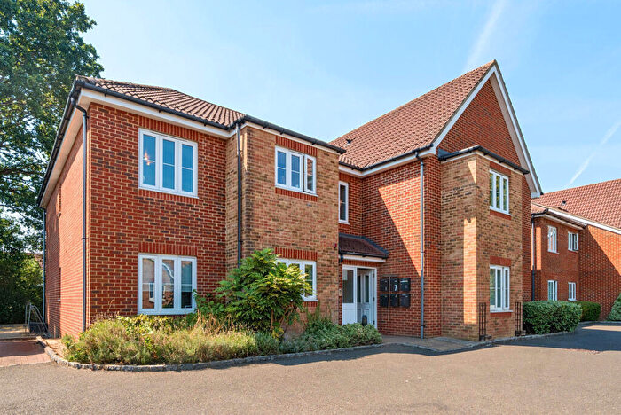 2 Bedroom Flat For Sale In Holmefield Place, New Haw, KT15