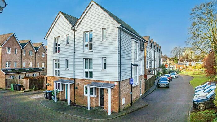 4 Bedroom Semi Detached House For Sale In Butterfly Crescent, Nash Mills Wharf, Hemel Hempstead, HP3