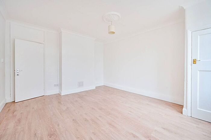 2 Bedroom Flat To Rent In Alexandra Gardens, Chiswick, London, W4