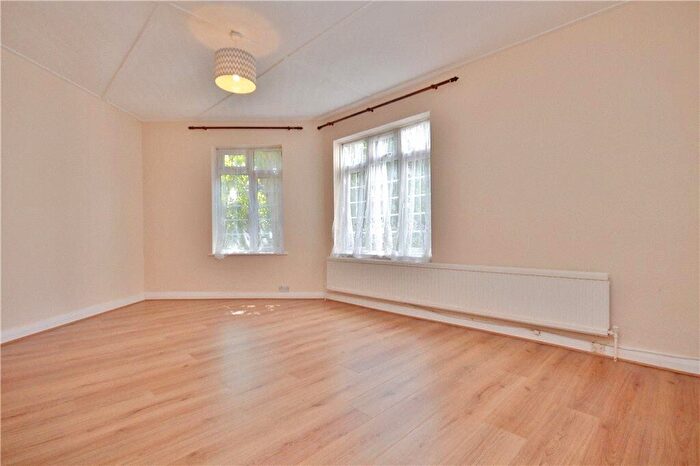 3 Bedroom Flat To Rent In Florida Court, Station Approach, Staines-Upon-Thames, TW18