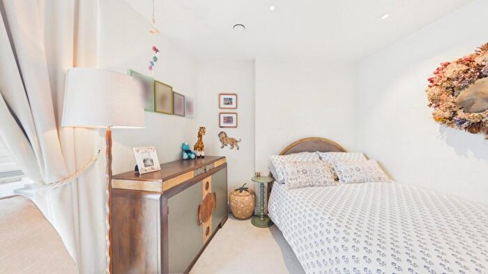 2 Bedroom Apartment For Sale In Titan Court, Flower Lane, Mill Hill, NW7
