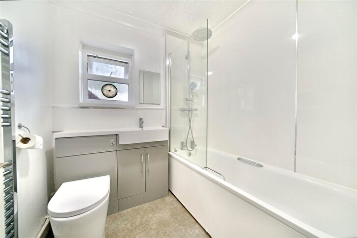 2 Bedroom Flat For Sale In Longcroft Road, Weymouth, DT4