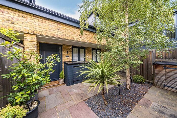 2 Bedroom Maisonette For Sale In Station Road, Hampton, TW12