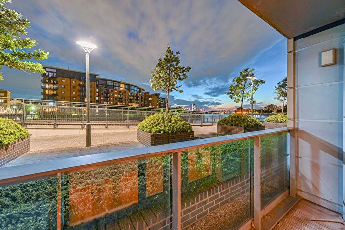 3 Bedroom Flat To Rent In Dowells Street, Greenwich, London, SE10