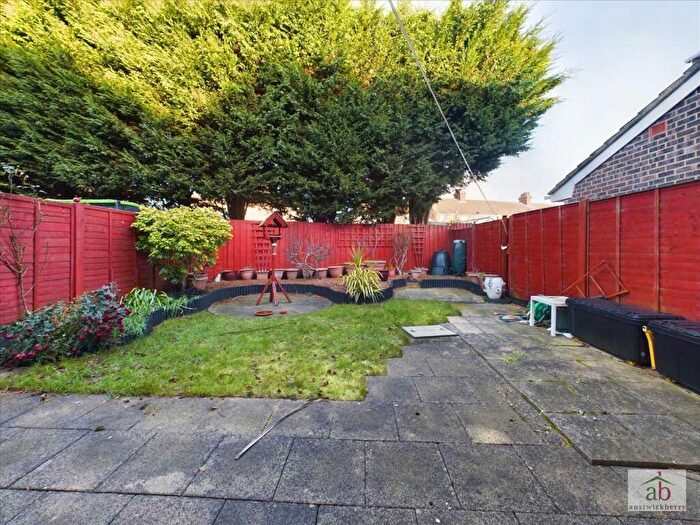 3 Bedroom End Of Terrace House For Sale In Beatrice Close, Ipswich, IP3