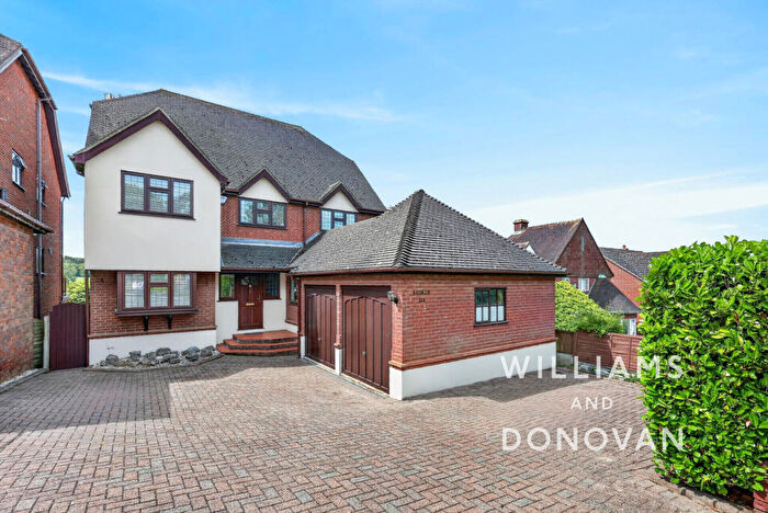 5 Bedroom Detached House For Sale In Fernlea Road, South Benfleet, SS7