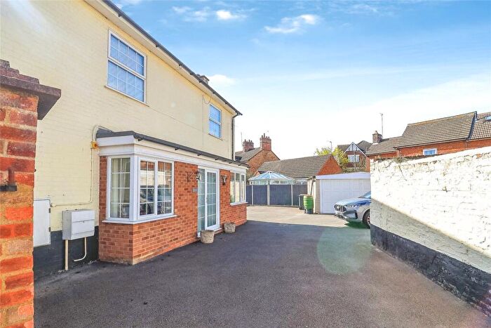 2 Bedroom Detached House For Sale In Stanbridge Road, Leighton Buzzard, Bedfordshire, LU7