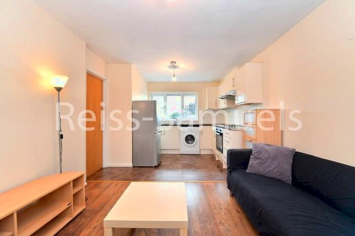 3 Bedroom Flat To Rent In Ambassador Square, Isle Of Dogs, Canary Wharf, Docklands, London, E14