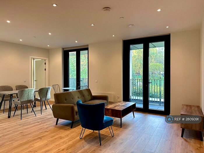 2 Bedroom Flat To Rent In Manchester, Manchester, M4