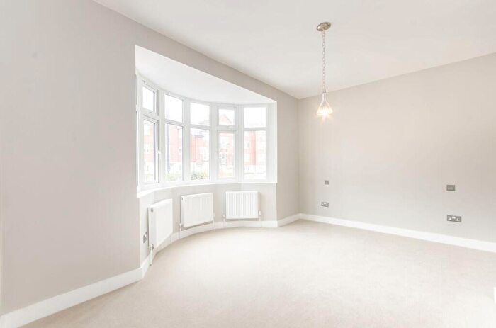 3 Bedroom Flat For Sale In Robson Avenue, Willesden, London, NW10