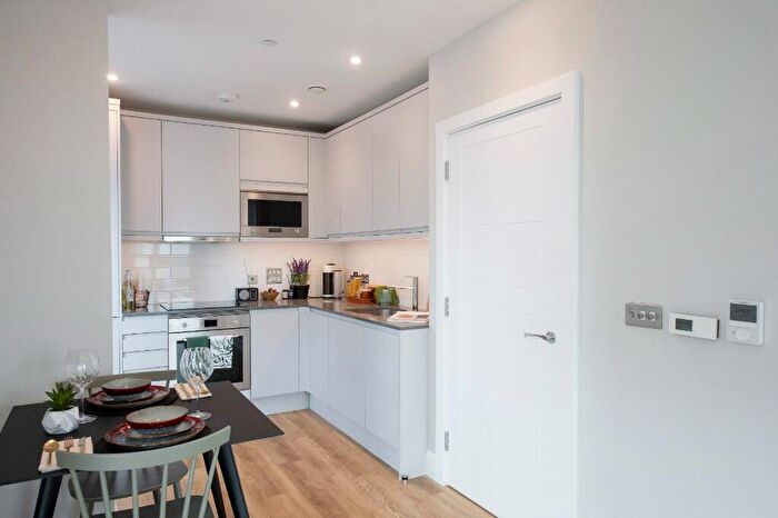 1 Bedroom Apartment To Rent In Moat Street, London, SW11