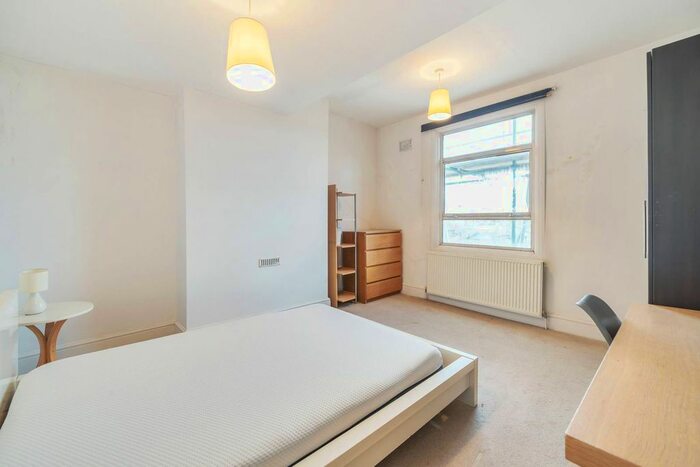 3 Bedroom Flat To Rent In Worlingham Road, East Dulwich, London, SE22