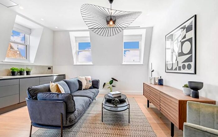 1 Bedroom Flat To Rent In Hallam Street, Marylebone, London, W1W