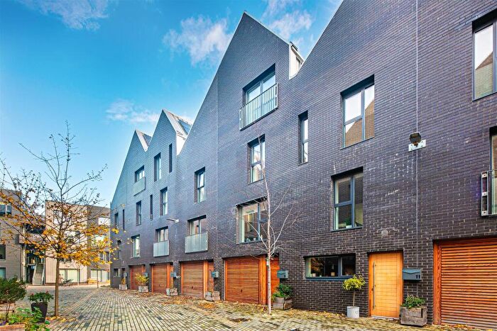 4 Bedroom Town House For Sale In Lizzie Lane, Sheffield, S3