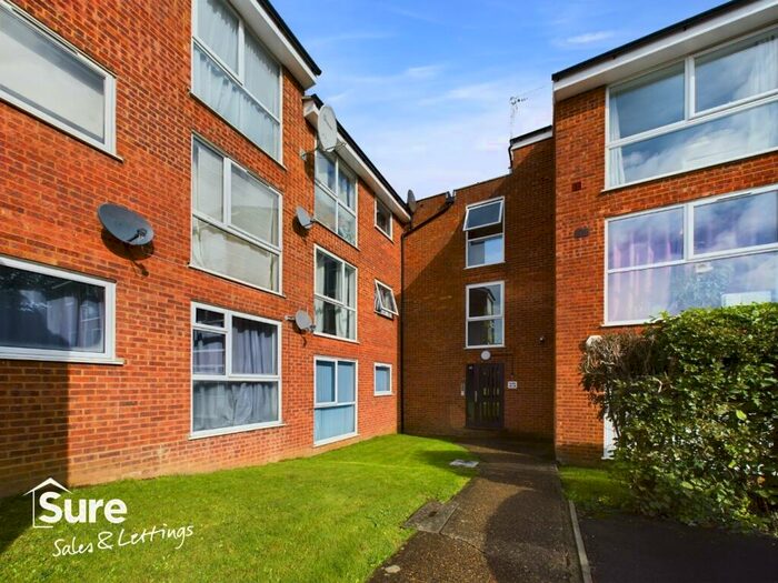 2 Bedroom Apartment To Rent In Nightingale Walk, Hemel Hempstead, Hertfordshire, HP2