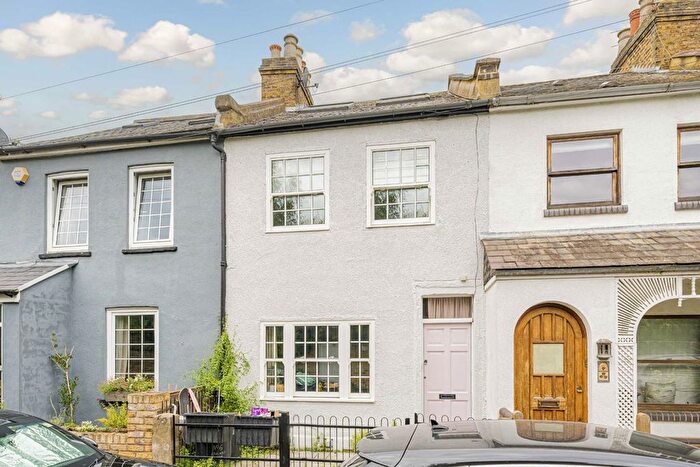 3 Bedroom Property To Rent In Railway Road, Teddington, TW11