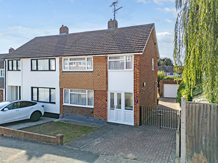3 Bedroom Semi-Detached House For Sale In St. Peters Walk, Billericay, CM12