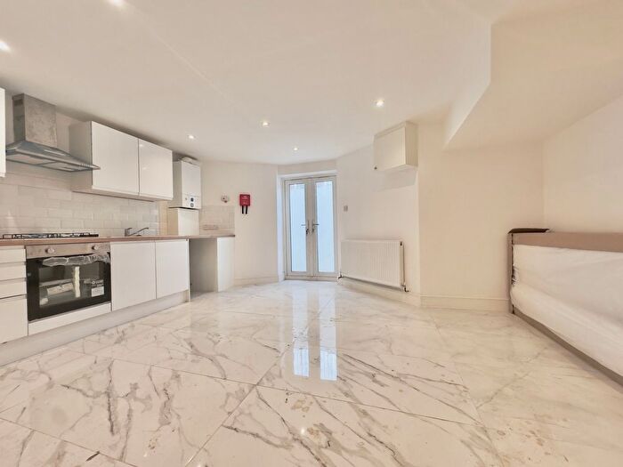 1 Bedroom Flat To Rent In Longley Road, SW17