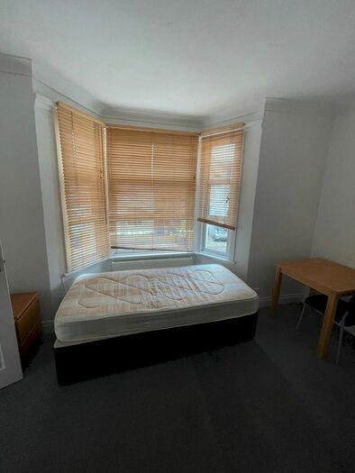 Studio To Rent In Station Road, London, N3