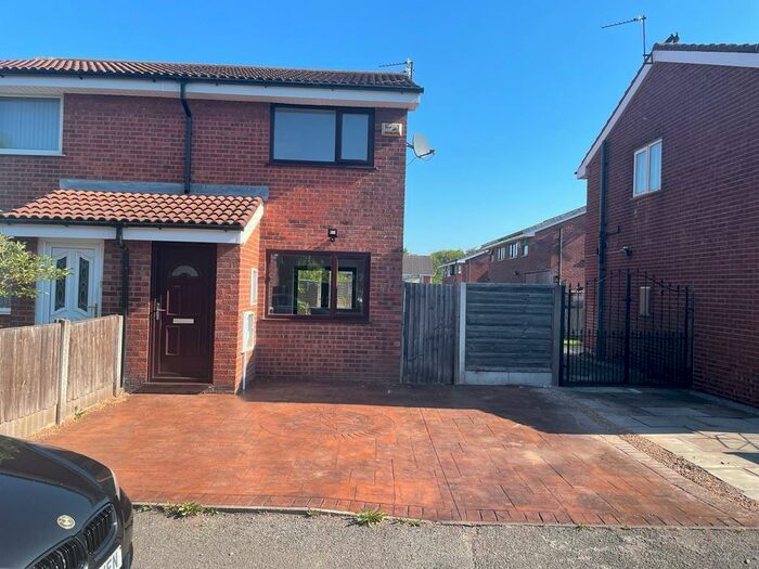 2 Bedroom Semi-Detached House To Rent In Kimbolton Close - Gorton, M12