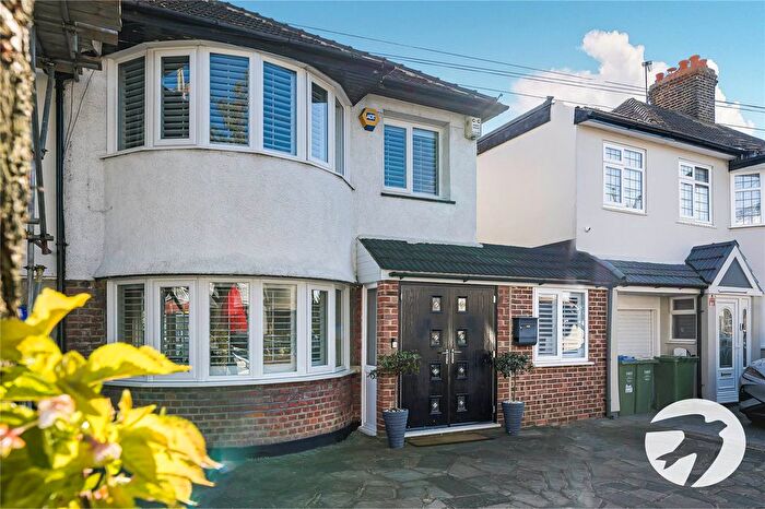 4 Bedroom Semi Detached House For Sale In Farnham Road, Welling, Kent, DA16