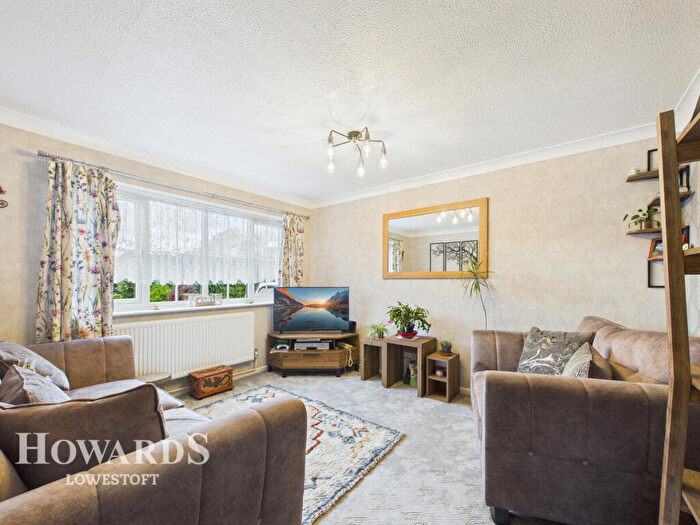 3 Bedroom Semi Detached House For Sale In Edendale, Lowestoft, NR32