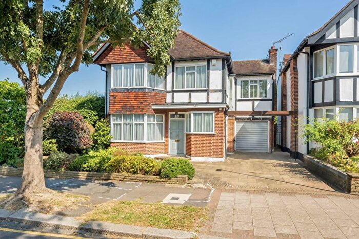 4 Bedroom Detached House For Sale In Edgeworth Avenue, London, NW4