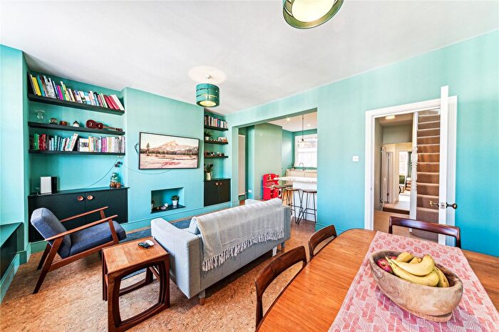 3 Bedroom Flat To Rent In Lucien Road, London, SW17