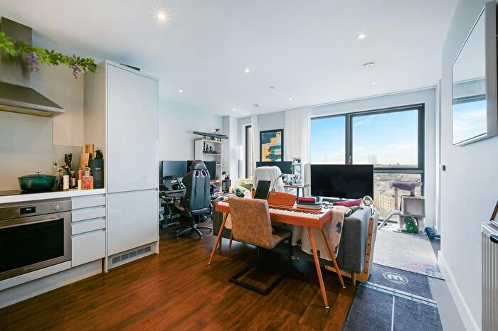 1 Bedroom Flat For Sale In Avalon Point, Silvocea Way, London, E14