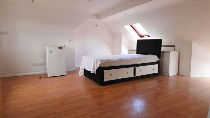 4 Bedroom Semi Detached House To Rent In Hounslow, TW4