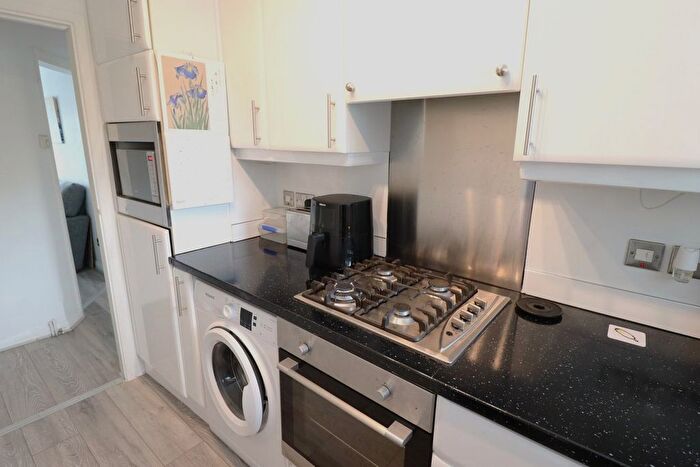 1 Bedroom Flat For Sale In Marina Avenue, Rayleigh, SS6