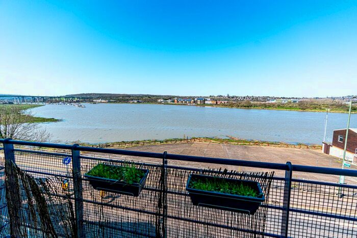 2 Bedroom Flat To Rent In Keating Close, Esplanade, Rochester, Kent, ME1