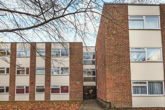 2 Bedroom Flat To Rent In Silverwood Close, Beckenham, BR3