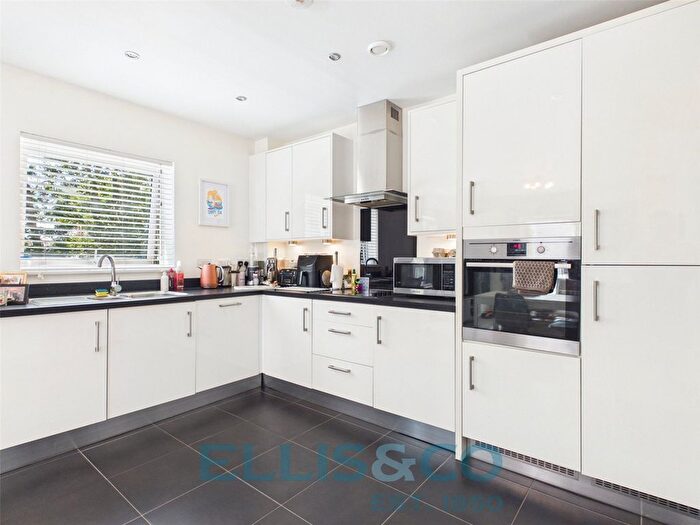 2 Bedroom Flat For Sale In Sovereign Way, Tonbridge, Kent, TN9
