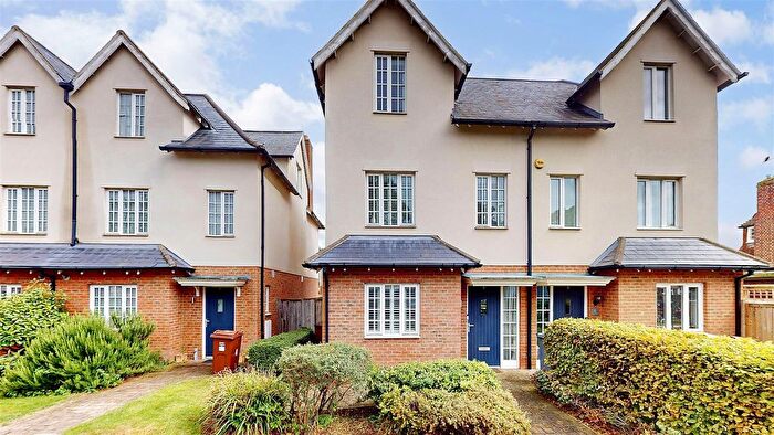3 Bedroom Semi-Detached House For Sale In County Gardens, Isleworth, TW7