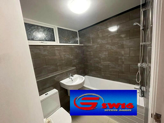 4 Bedroom Terraced House To Rent In Ballantyne Road, Farnborough, Hampshire, GU14