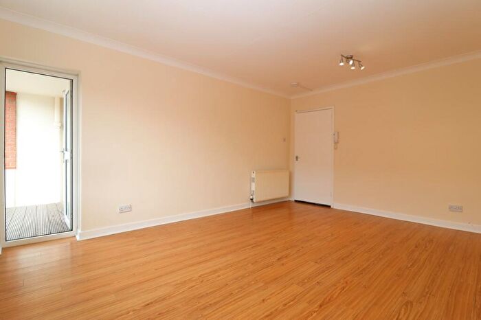 2 Bedroom Flat To Rent In Dumbarton Road, Glasgow, G14