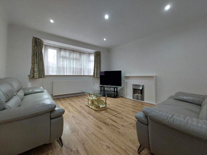 3 Bedroom Detached House To Rent In Woodside Grange Road, Woodside Park, London, N12