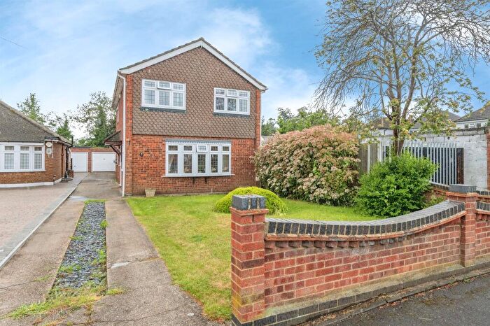3 Bedroom Detached House For Sale In Oreston Road, Rainham, RM13