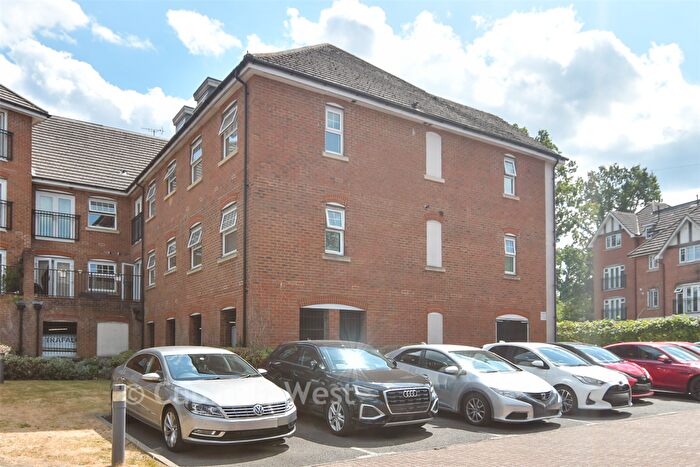 2 Bedroom Flat For Sale In Woodfield Road, Crawley, West Sussex, RH10
