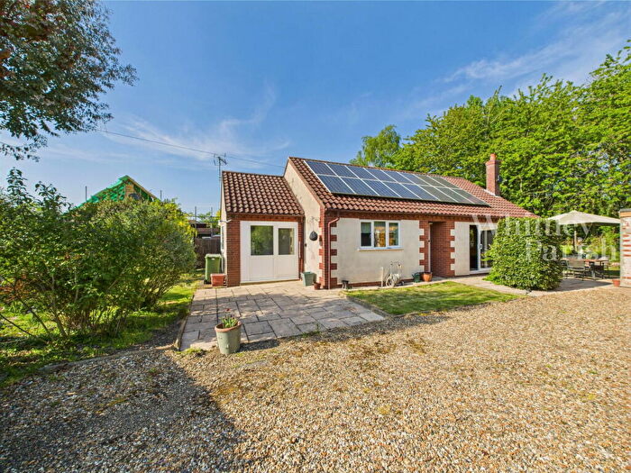 3 Bedroom Lodge For Sale In The Street, Winfarthing, IP22