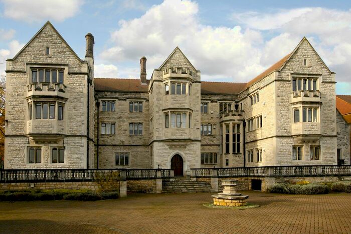 2 Bedroom Flat To Rent In Royal Close, London, SW19