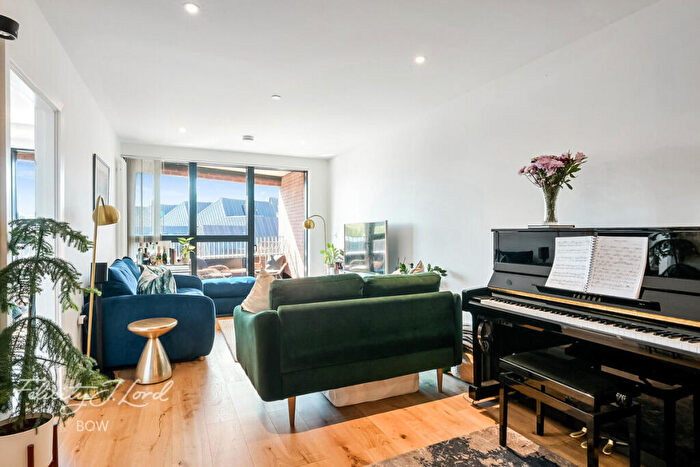 2 Bedroom Apartment For Sale In Yeo Street, London, E3