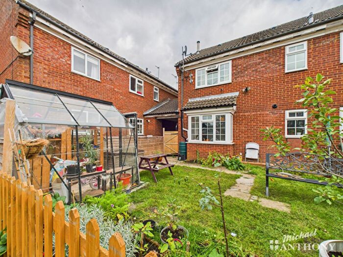 1 Bedroom Property For Sale In Iris Close, Aylesbury, Buckinghamshire, HP21
