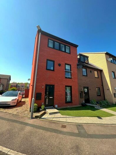 4 Bedroom Town House To Rent In Barnsley Road, Wombwell, Barnsley, S73